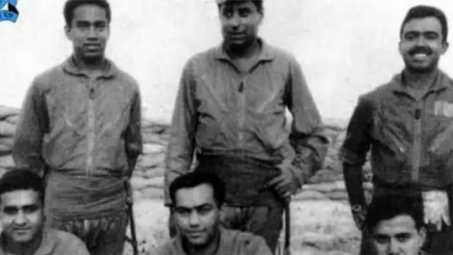 મતિઉર રહમાન પોતાના સાથીઓ સાથે