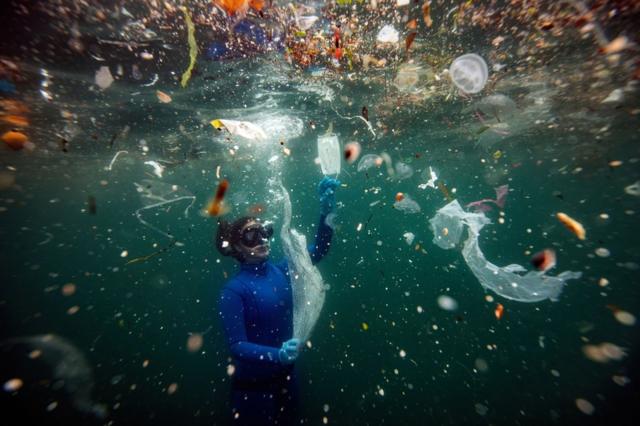 被塑料垃圾环绕的潜水者