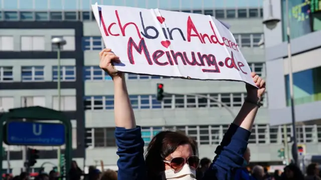 خیال ہے کہ بحران کے دنوں میں لوگ سازشی نظریات سے زیادہ متاثر ہوتے ہیں