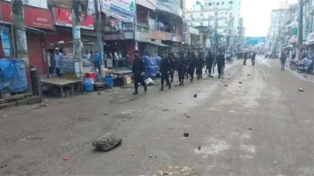 বুধবার সংঘর্ষের পর কুমিল্লা শহরের রাস্তায় আইন শৃঙ্খলা রক্ষাকারী বাহিনীর টহল