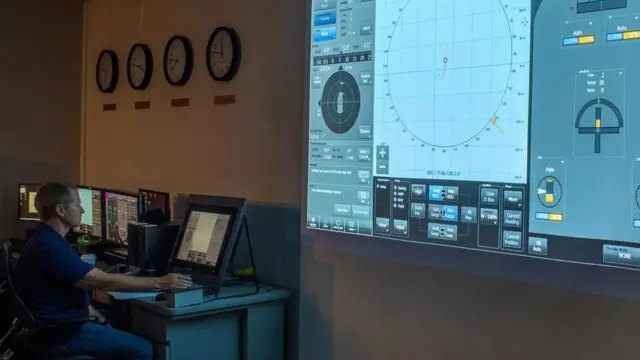مركز للتحكم عن بعد في السفن بشركة وارتسيلا