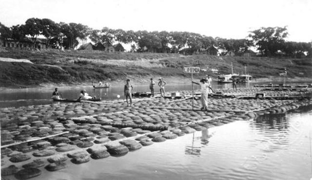 Foto históricacomo criar senha no galera betjangada para transportecomo criar senha no galera betborrachacomo criar senha no galera betrio no Acre, com seringueiros sobre boias.