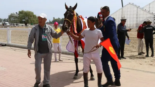 Зара - эки жаштагы кунан байтал. Буга чейин үч жолу биринчи байгени алган.