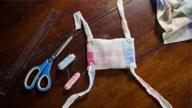 د نړۍ ځینې بیوزله برخو کې چې د نظافت اړین وسایل نه موندل کېږي، د ښوونځي نجونې په لاس دغسې وسایل چمتو کوي.