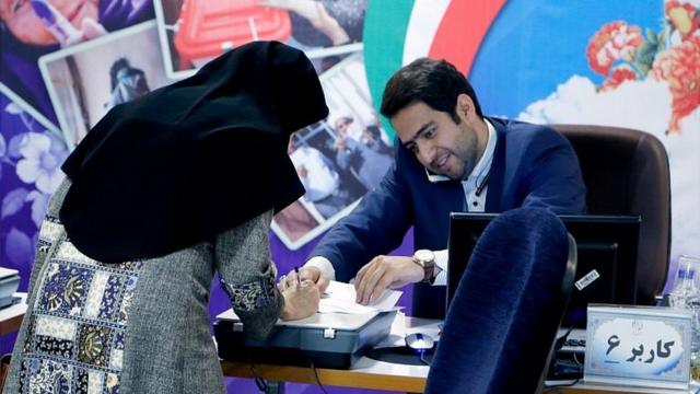 Mujer registra su voto en Teherán