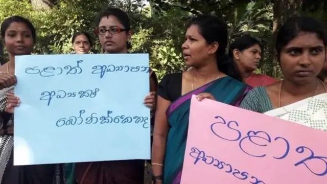 இலங்கையில் பள்ளி அதிபரை முழந்தாழிட வைத்த முதல்வர்