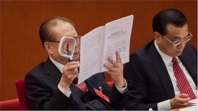 દસ્તાવેજ વાંચી રહેલા ચીની નેતાઓનો ફોટોગ્રાફ