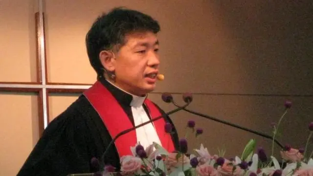 陳思豪牧師在教會主持儀式。