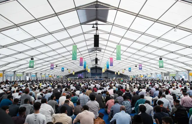 Miles de ahmadíes en el Jalsa Salana de este año, en Hampshire, Inglaterra.
