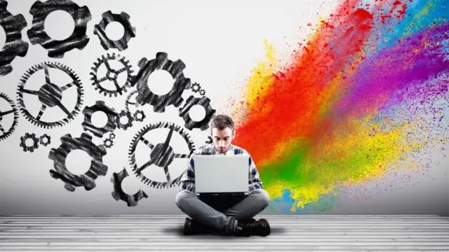 Joven sentado en su computadora con una ilustración de dibujos matemáticos a la izquierda y colores de pinturas a la derecha