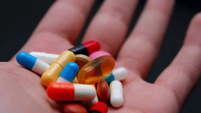 Pastillas en una mano