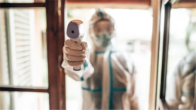 તજજ્ઞો પ્રમાણે, વહેતું નાક, બંધ નાક કે પછી માથાનો દુઃખાવો એ કોરોનાના મુખ્ય લક્ષણોમાં નથી (પ્રતીકાત્મક તસવીર)