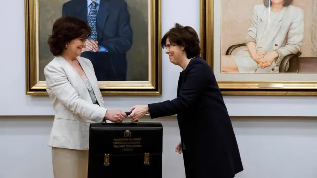 Carmen Calvo recoge la cartera de la vicepresidencia del gobierno de manos de su predecesora.