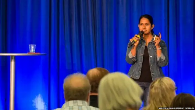 නදීෂා චන්ද්‍රසේන දේශනයක් පවත්වමින්