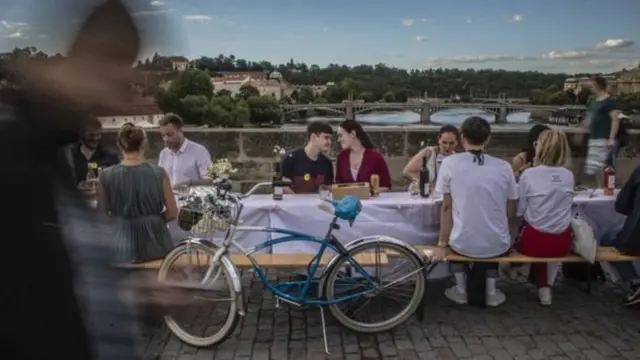 Abatumire babwirwa kwizanira ivyo bafungura no kunywa kugira ngo basangire n'abagenzi