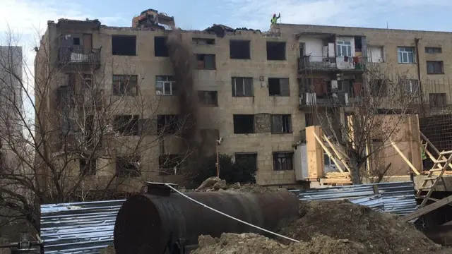 Xətai rayonu etiraz 35 ailə etiraz edir evlərinin sökülməsinə kondisioner zavodunun yataqxanası