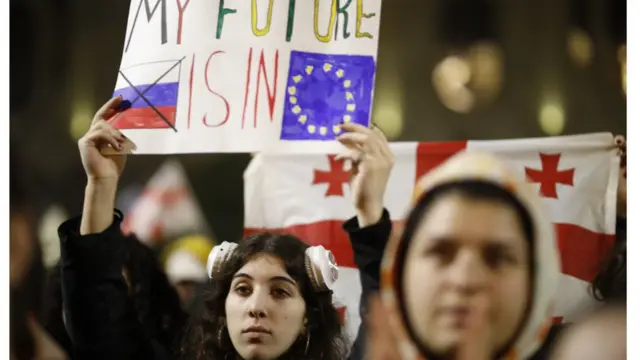 Протестующая против закона об иноагентах в Тбилиси