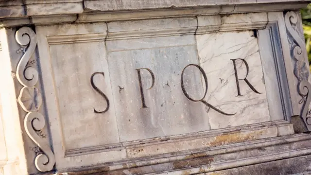 Inscripción romana Senatus Populusque Romanus