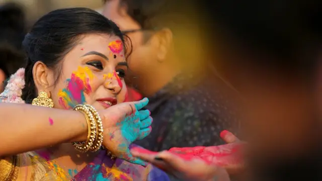 برسانی میں لوگ ہر سال لٹھ مار ہولی مناتے ہیں، جو بہت ہی دلچسپ ہوتی ہے۔