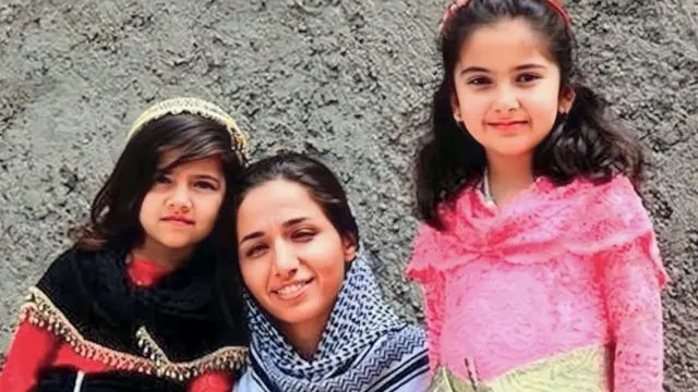 زهرة محمدي تتوسط اثنتين من تلامذتها