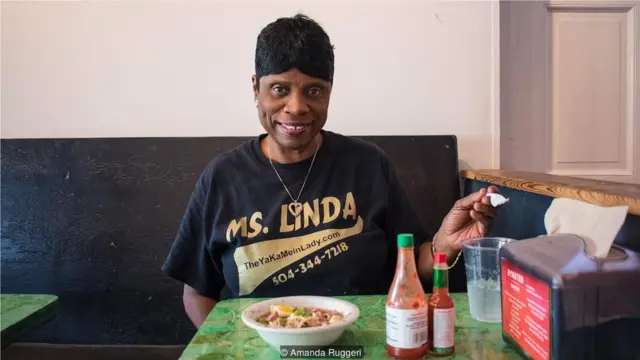 格林女士被亲切地称为"面条汤西施"。她的小货车后厢里装着很多外送的杯装面条汤。(Credit: Amanda Ruggeri)