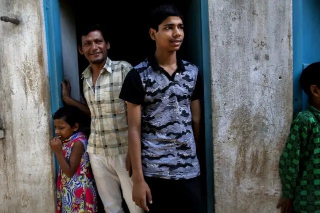 ડાબે હસનના પિતા સલીમ અલી