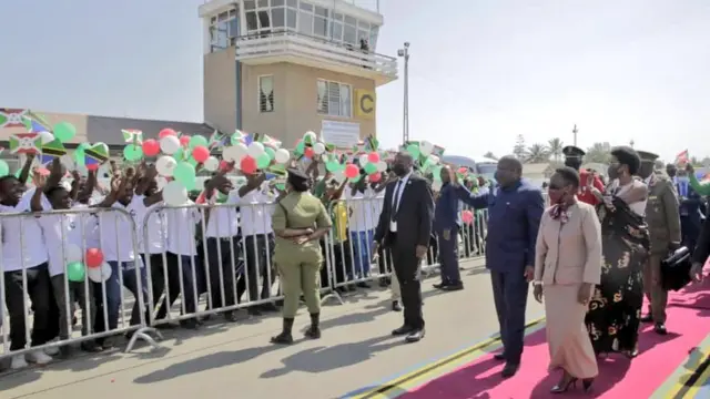 Ku kibuga cy'indege cya Dodoma Perezida Ndayishimiye yakiriwe na minisitiri w'ububanyi n'amahanga Liberata Mulamula hamwe n'abantu baje kumuha ikaze muri Tanzania
