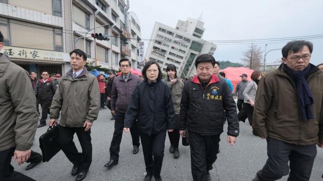 台灣總統蔡英文往雲門翠堤大樓勘災。