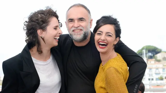 عينوز مع بطلتي فيلمه السابق "حياة غير مرئية" الذي قطف جائزة تظاهرة نظرة ما في مهرجان كان العام الماضي