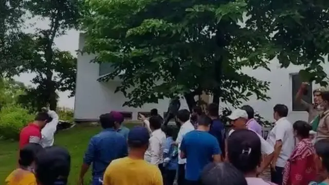 ਘਟਨਾ ਨੂੰ ਲੈ ਕੇ ਸਥਾਨਕ ਲੋਕਾਂ ਵਿੱਚ ਨਾਰਾਜ਼ਗੀ ਹੈ। ਸ਼ਨਿਚਰਵਾਰ ਨੂੰ ਗੁੱਸੇ ਵਿੱਚ ਆਏ ਲੋਕਾਂ ਨੇ ਰਿਜ਼ੌਰਟ ਵਿੱਚ ਅੱਗ ਲਾ ਦਿੱਤੀ।