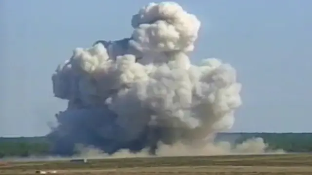 ควันระเบิดพวยพุ่ง