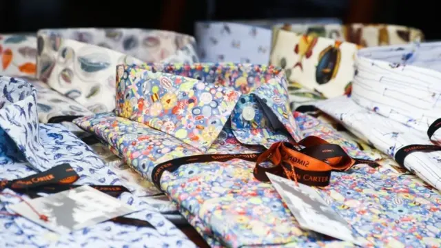 القمصان التي كان يصنعها سايمون كارتر في التسعينيات
