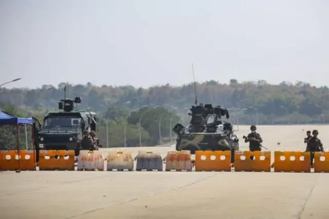 পার্লামেন্টে যাওয়ার প্রধান রাস্তা অবরোধ করে রেখেছে সামরিক বাহিনী।