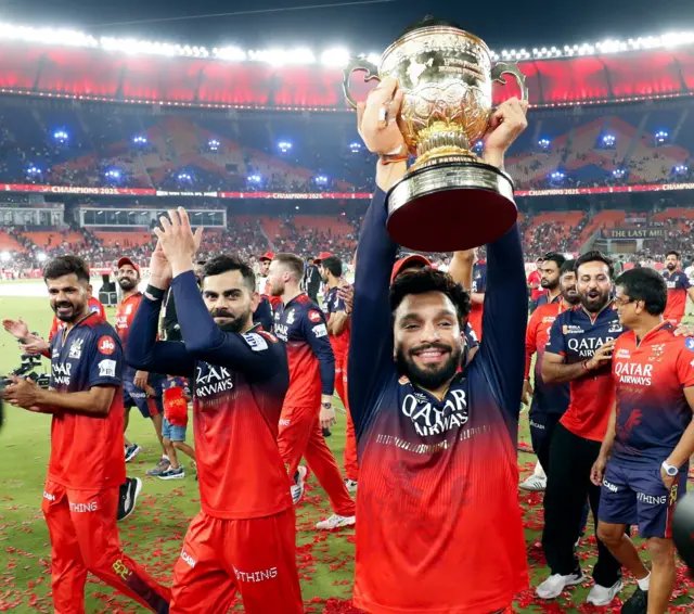 2025 ஐபிஎல் இறுதிப் போட்டியில் பஞ்சாப் கிங்ஸை வீழ்த்தி சாம்பியன் பட்டம் வென்றது பட்டிதார் தலைமையிலான ஆர்சிபி