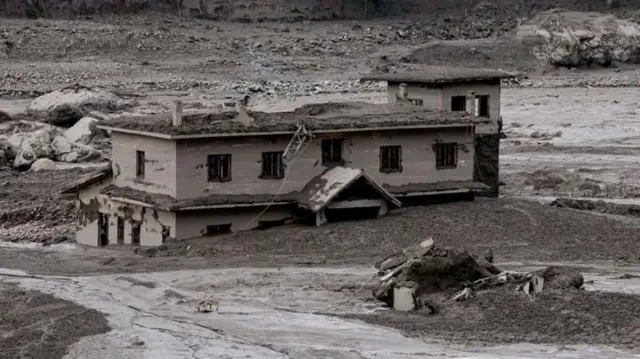 पुरामुळे त्रिशूली नदीकाठचा परिसर चितवनपर्यंत धोक्यात येऊ शकतो, असं नेपाळ सरकारने नागरिकांना सावध राहण्याचे आवाहन करत म्हटलं आहे.