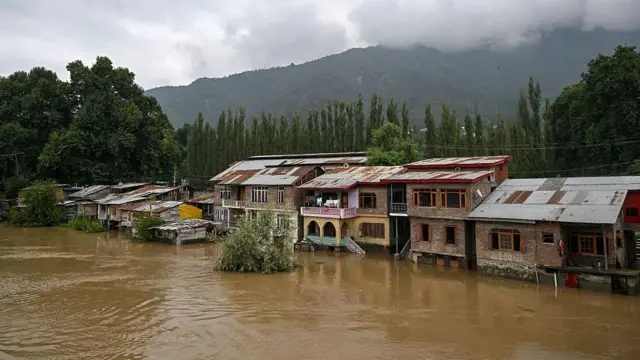 जम्मू-कश्मीर प्रकृति की मार झेल रहा है