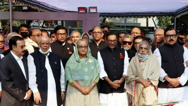 শেখ মুজিবুর রহমানের প্রতিকৃতিতে শ্রদ্ধা জানিয়েছেন দলের নতুন কমিটি। 