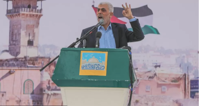 Yahya Sinwar, chef du mouvement islamiste palestinien Hamas à Gaza, prononce un discours lors d'un rassemblement à l'occasion de la "Journée de Jérusalem", ou Journée Al-Quds.