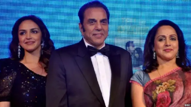 دھرمیندر اپنی دوسری اہلیہ ہیما مالنی اور بیٹی ایشا دیول کے ساتھ