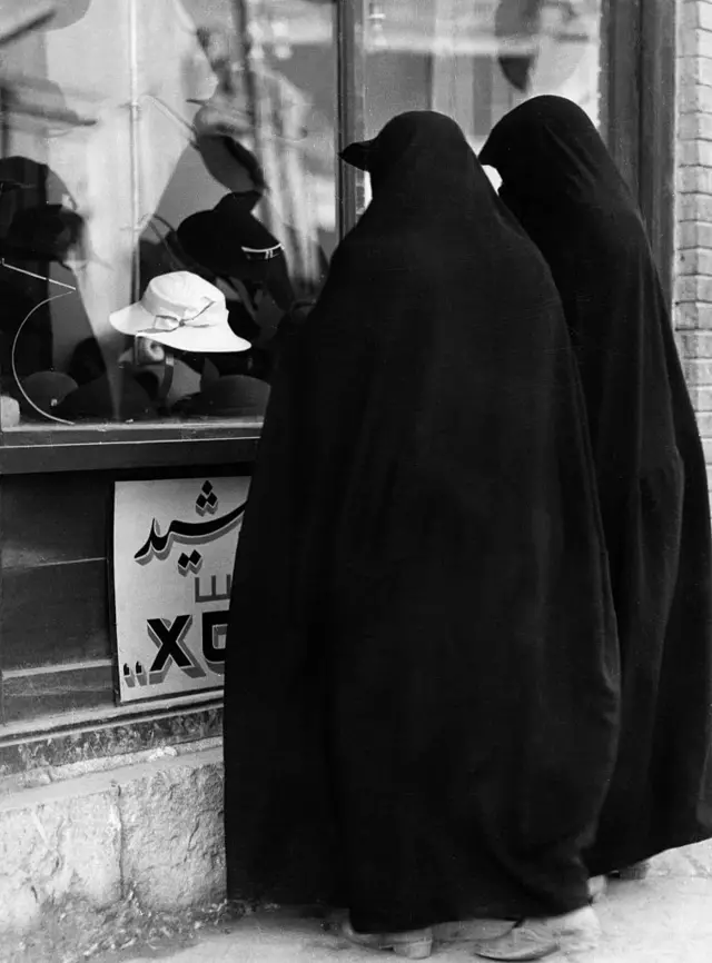 تصویری از دو زن ایرانی در حال خرید که در ۱۹۳۶ در مجله آلمان «برلین مصور» چاپ شد (در ژانویه همین سال قانون کشف حجاب اجرا شد)