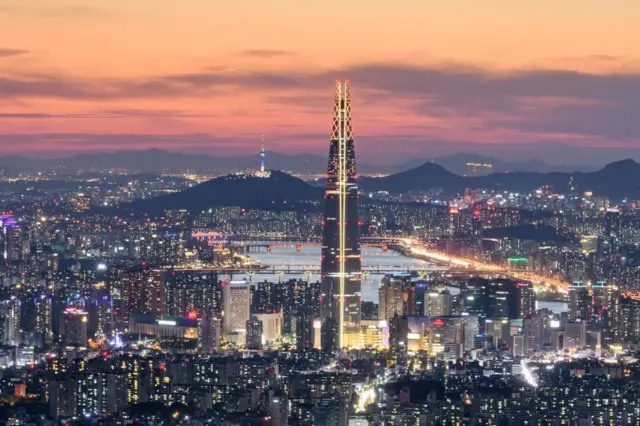 Ảnh chụp vào ngày 19/5/2018, cho thấy toàn cảnh tòa tháp Lotte, và tòa tháp Namsan ở thành phố Seoul, Hàn Quốc, và sông Hàn lúc hoàng hôn.