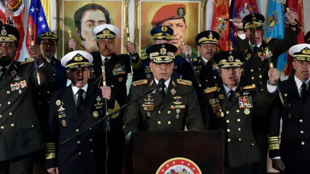 El ministro de Defensa venezolano, Vladimir Padrino López (centro), ofrece una conferencia de prensa en Caracas, junto con generales del ejército, en apoyo a Nicolás Maduro, el 24 de enero de 2019. 