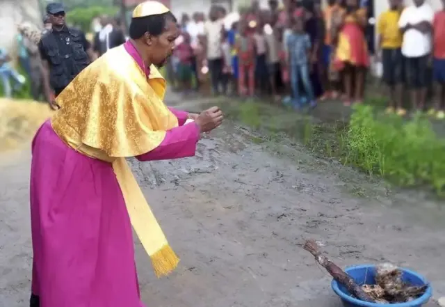 Bịshopụ Chinasa Nwosu na-agba arụsị ndị mmadụ ọkụ nke o kwuru megidere okpukerechi Kraịsti