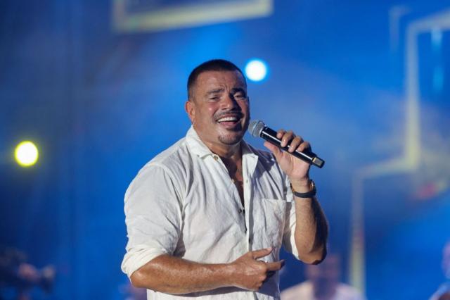 عمرو دياب مؤديا في حفله الذي أقيم على الواجهة البحرية لبيروت، لبنان في 19 أغسطس/آب 2023