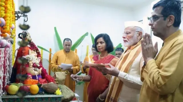 पंतप्रधान नरेंद्र मोदी सरन्यायाधीश डी.वाय.चंद्रचूड यांच्या घरी आरती करताना.