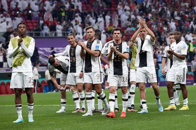 Г﻿ерманиянын оюнчулары матчтан кийин күйөрмандарына ыраазычылык билдирди