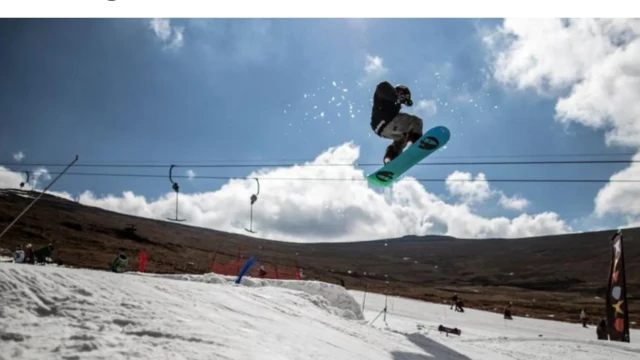 Aworan ẹni to n ṣe ere idaraya Snowboard naa.