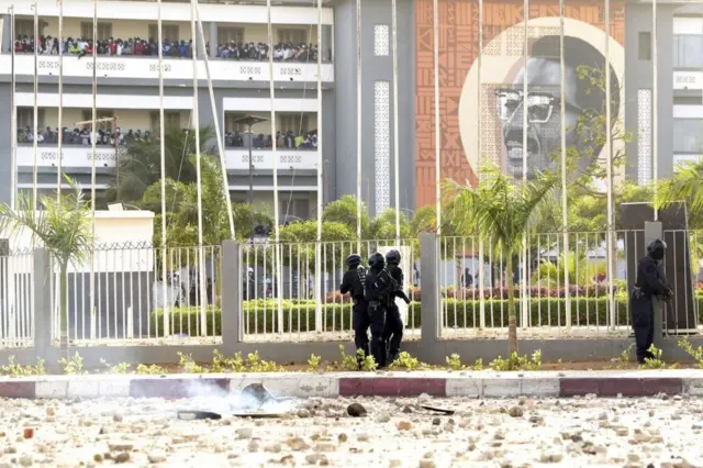 Des membres d'une brigade spéciale de la police mènent une opération visant à expulser des étudiants universitaires, aux abords du Centre des œuvres universitaires » (COUD) à Dakar, le 4 mars 2021.