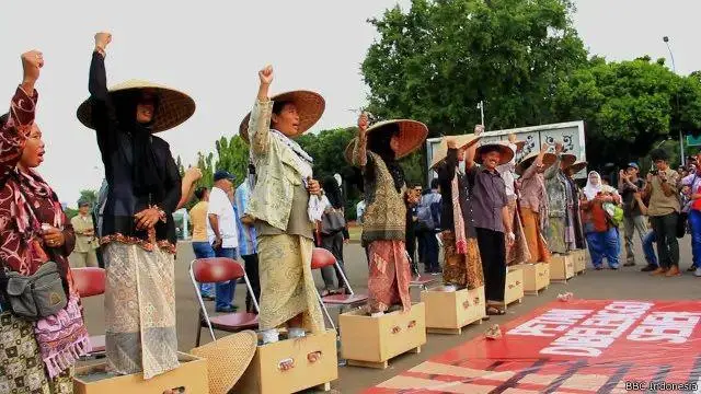 Petani berunjuk rasa di depan Istana Merdeka, memprotes pembangunan pabrik PT Semen Indonesia di Rembang.