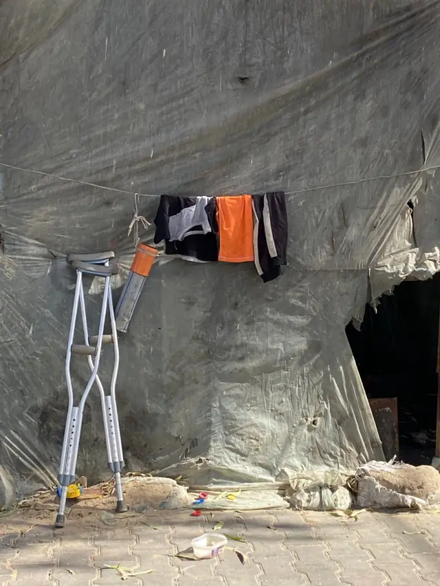 ملابس أطفال إلى جانب عكازين
